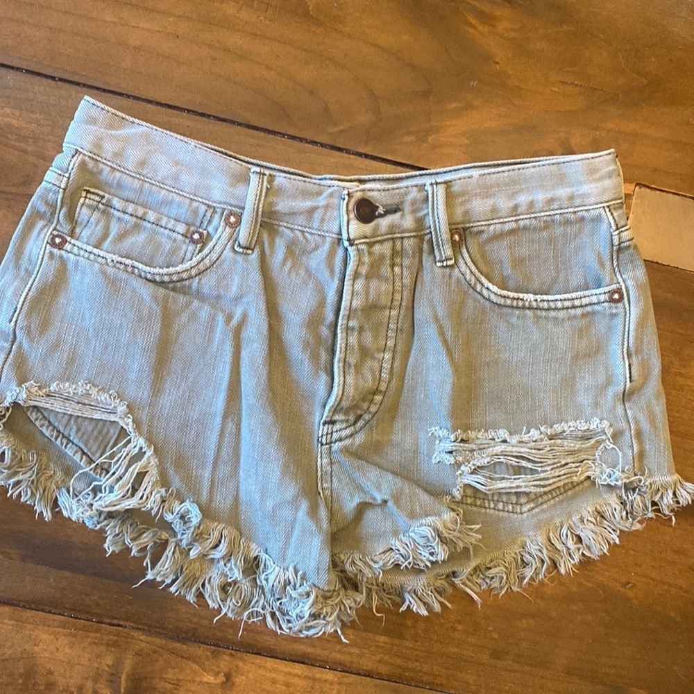Free People we the free green‎ distressed shorts size 25